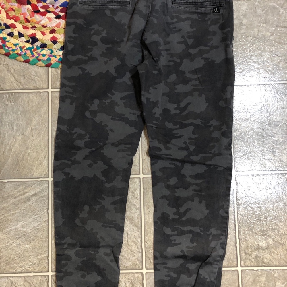 EUC Men’s West 49 Camo Joggers - Picture 4 of 7